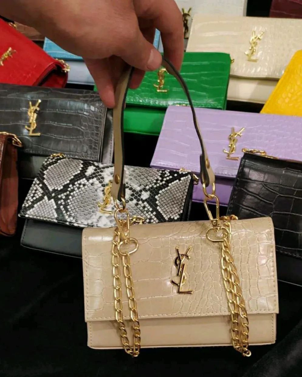 buy-female-assorted-purses-pallet-flash-liquidation.jpg