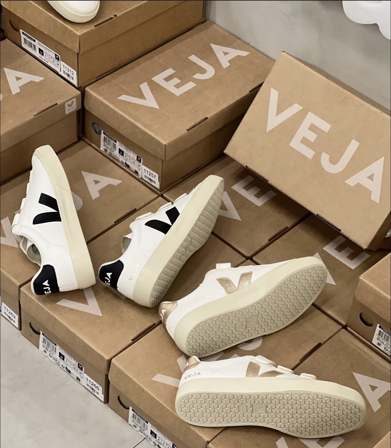 Veja shoe pallets - Shell Liquidations